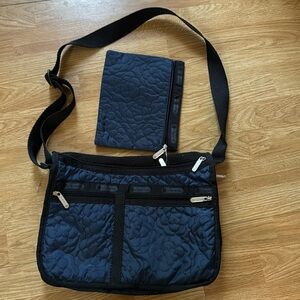 NWOT Lesportsac crossbody Delux Everyday bag with matching cosmetic pouch
